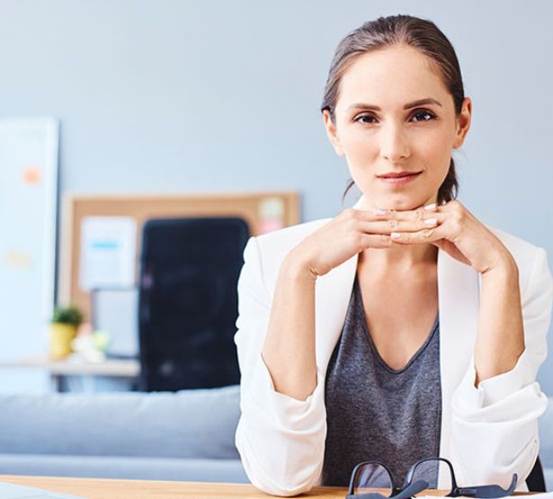 Une femme à son bureau - MACSF
